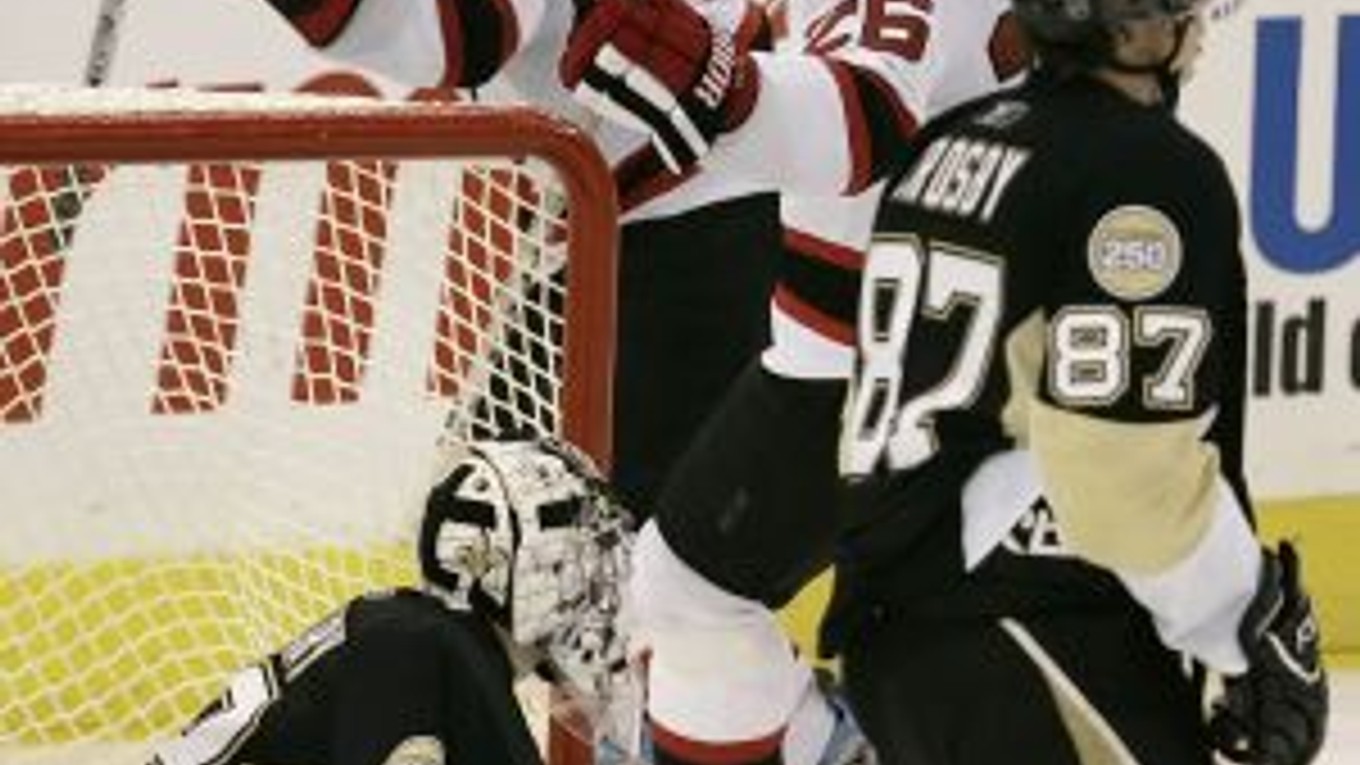 V Pittsburghu v súboji s New Jersey padlo 9 gólov z toho 5 do siete domácich. Na snímke prekonaný brankár domácich Marc-Andre Fleury, za ním radujúca sa dvojica Parise (9) - Eliáš (26).