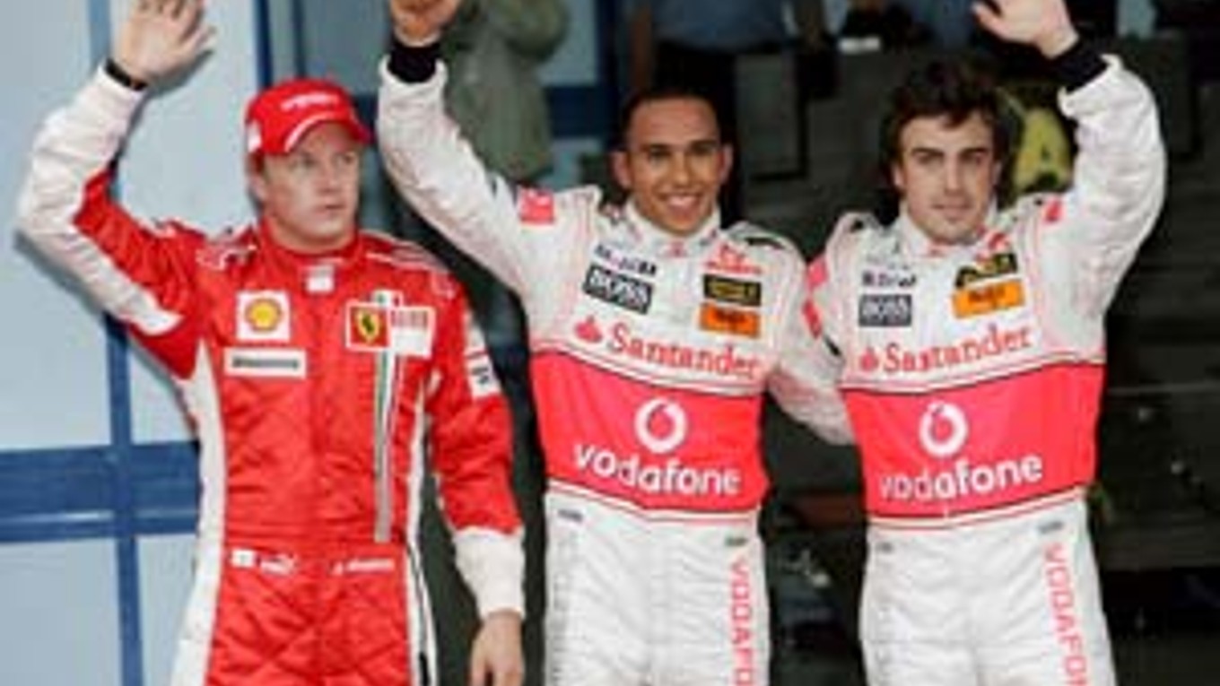 Traja skvelí jazdci, na tróne formuly 1 je však len jedno miesto. Nedeľňajšia Veľká cena Brazílie rozhodne, či sa z titulu majstra sveta bude tešiť (zľava): Fín Kimi Räikkönen z tímu Ferrari, Brit Lewis Hamilton, alebo Španiel Fernando Alonso - obaja z Mc