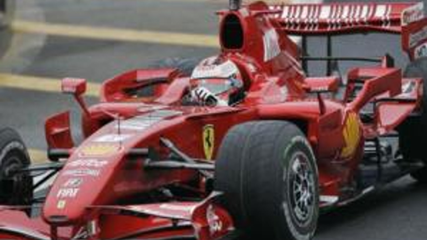 Fín Kimi Räikkönen počas prvého meraného tréningu záverečných pretekov Formuly 1 v Brazílii