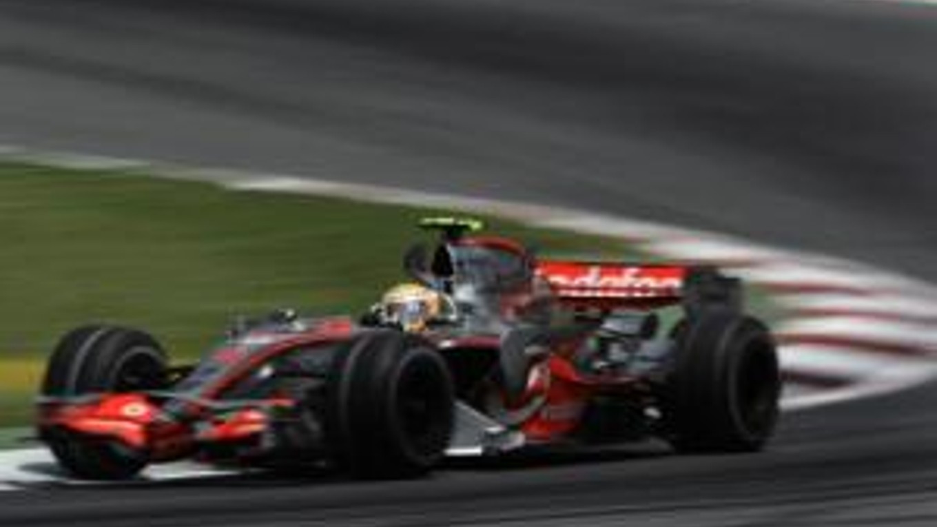 Lewis Hamilton nakoniec nedostal za použitie nedovoleného počtu pneumatík v tréningu penalizáciu.