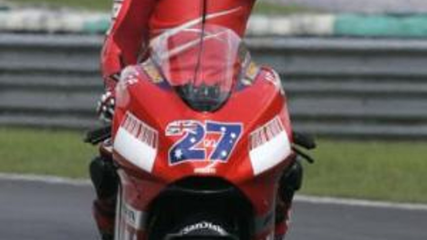 Austrálčan Casey Stoner máva divákom po víťazstve na okruhu Sepang v Malajzii