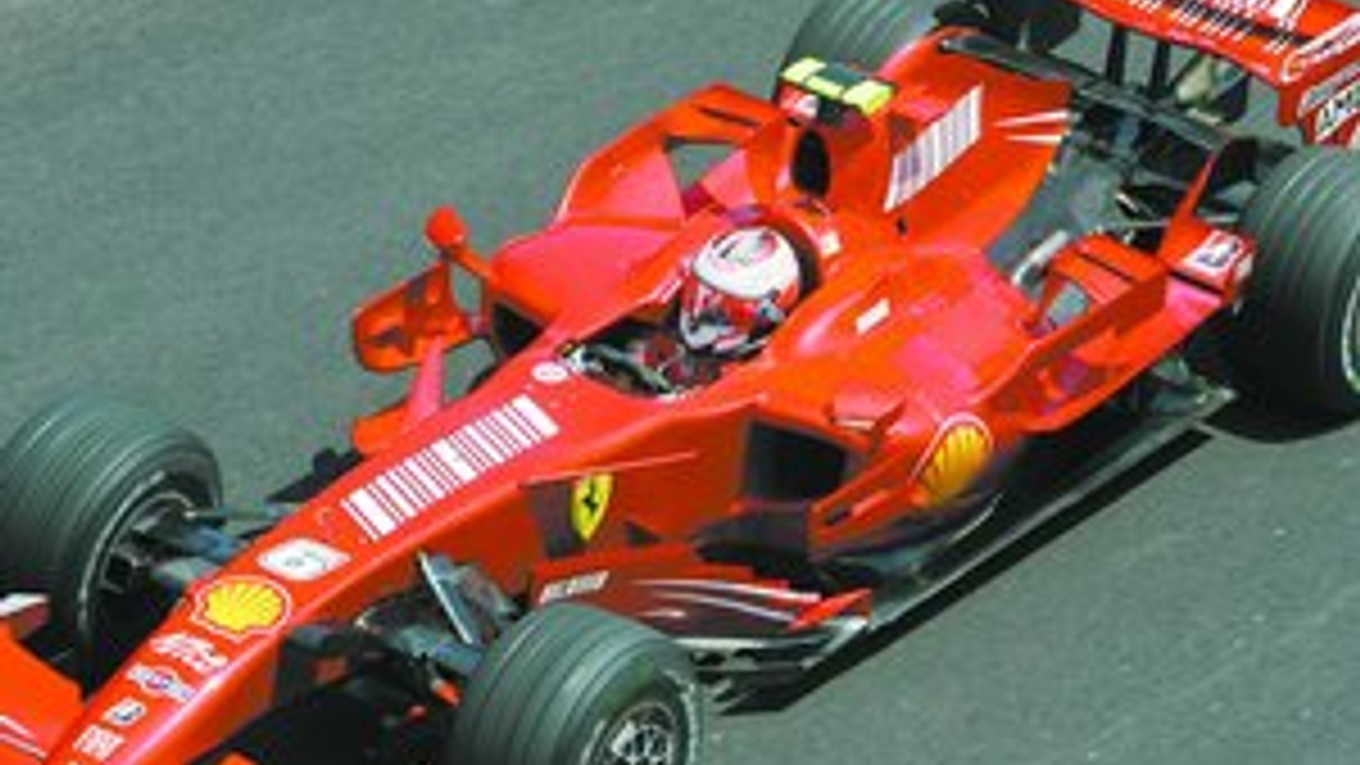 Kimi Räikkönen za volantom ferrari na ceste za svojím prvým titulom majstra sveta. FOTO–SITA/AP