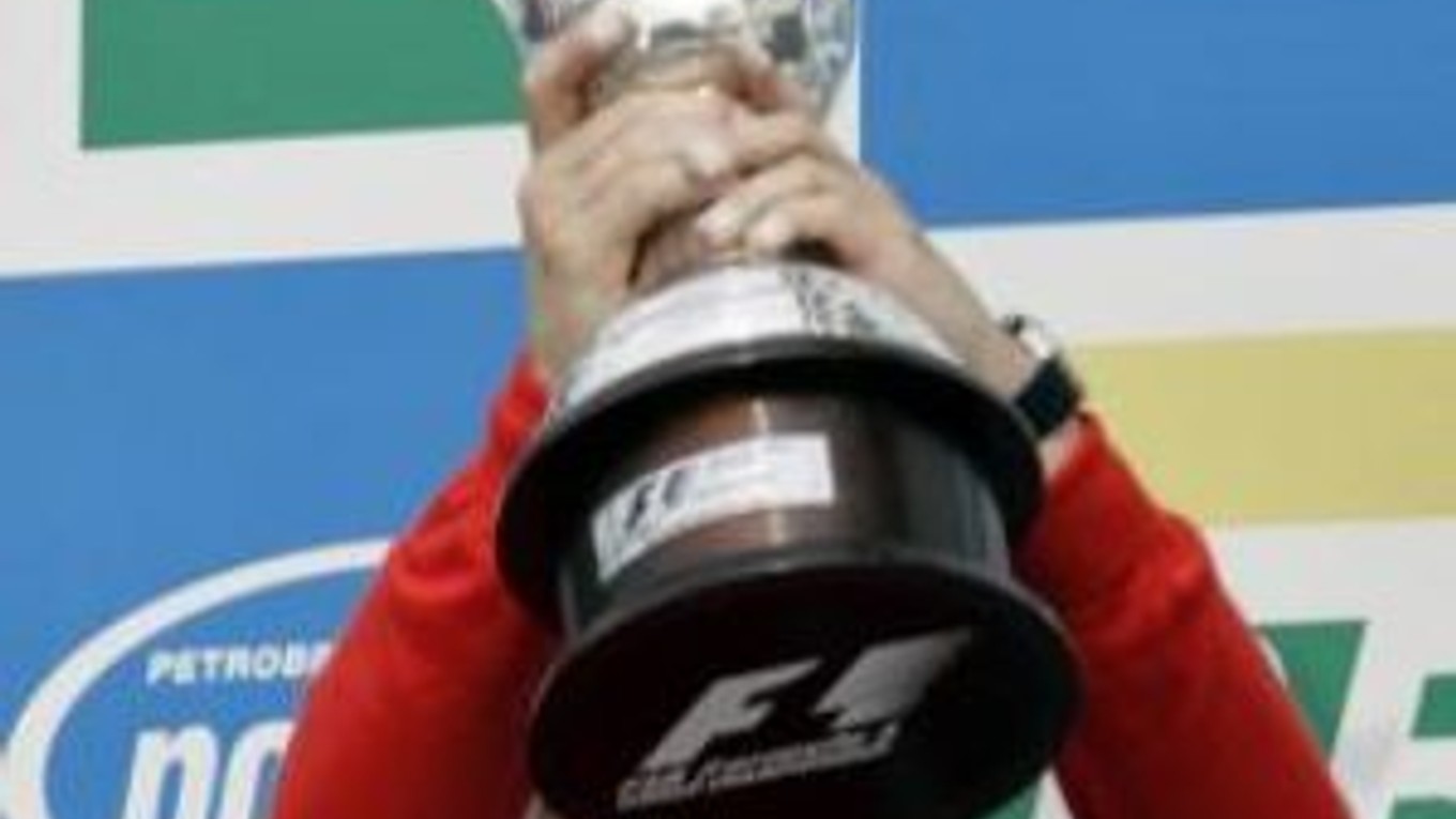 Šéf stajne Ferrari Jean Todt s trofejou pre víťaza Pohára konštruktérov