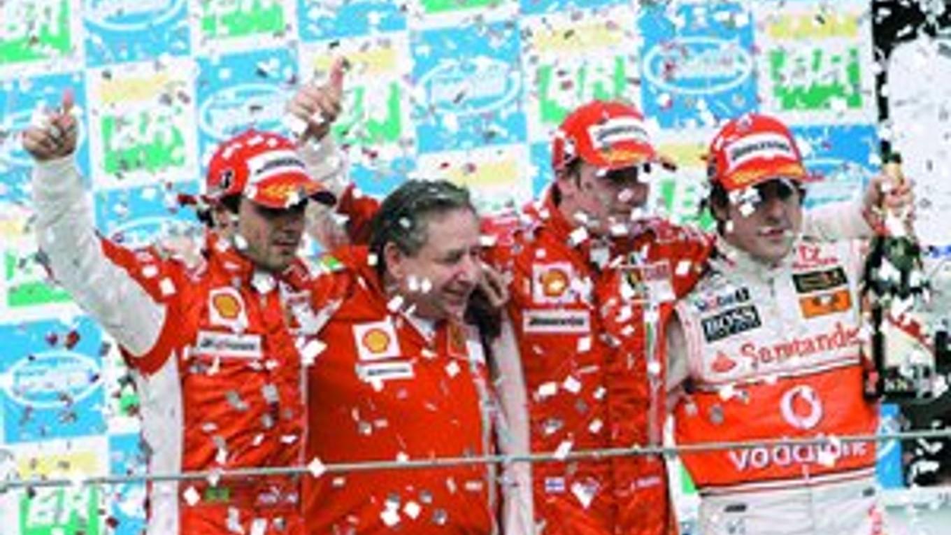 Fernando Alonso (vpravo) z tímu McLaren zapadol na stupni víťazov po Veľkej cene Brazílie medzi radujúcich sa jazdcov a šéfa tímu Ferrari, ktorí oslavovali titul Kimiho Räikkönena. FOTO – SITA/AP