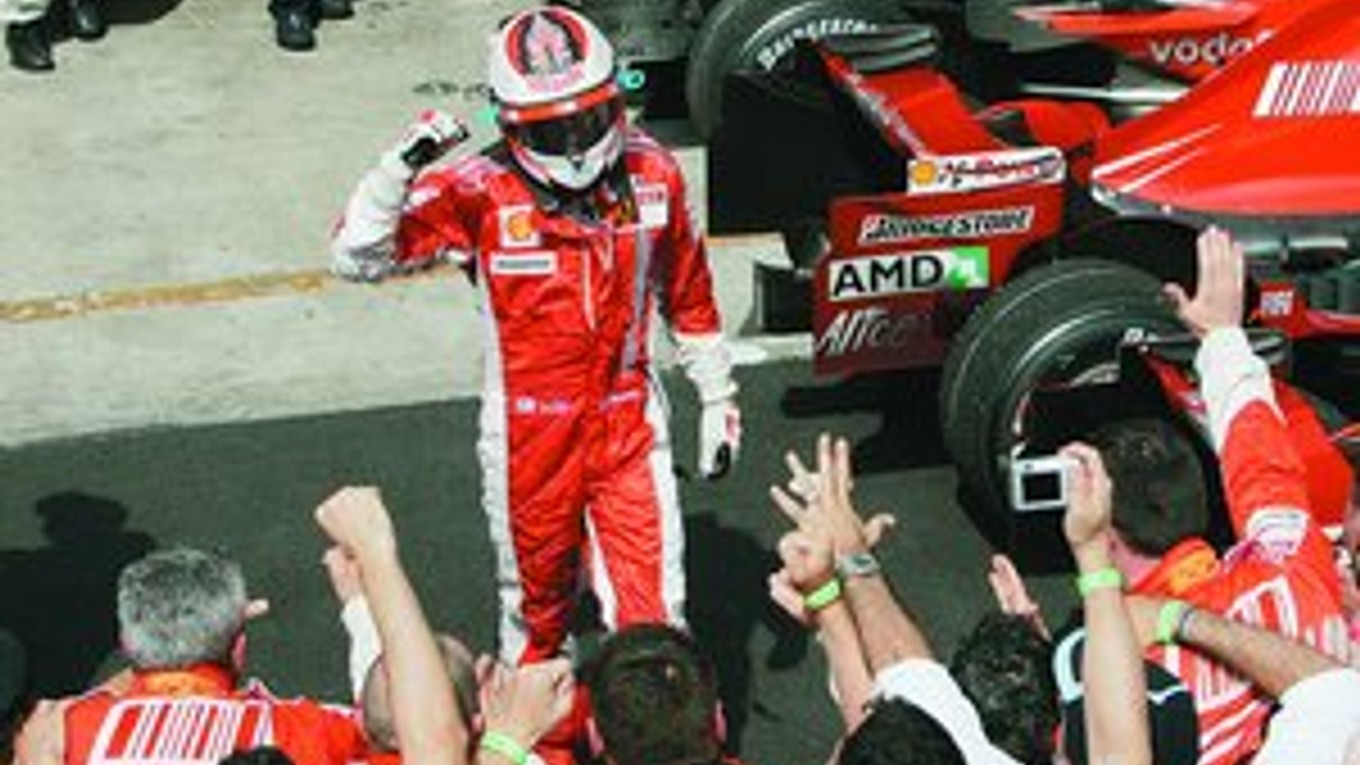 Kimi Räikkönen je po Keke Rosbergovi (1982) a Mikovi Häkkine­novi (1998, 1999) tretím majstrom sveta F1 z Fínska. FOTO – SITA/AP