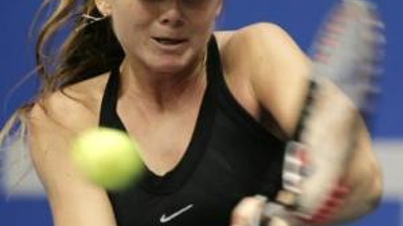 Daniela Hantuchová odvracia úder Gisely Dulkovej v 2. kole turnaja v rakúskom Linzi