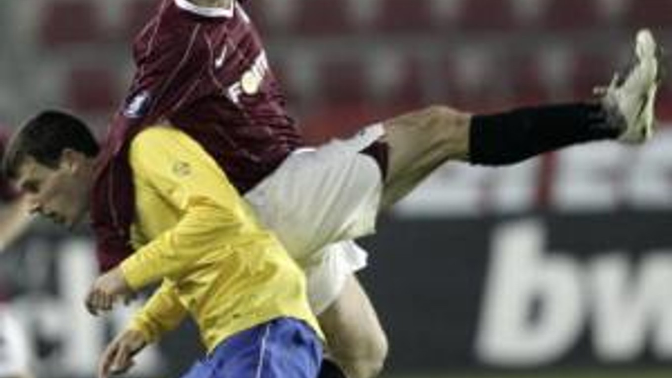 Slovenský záložník Karol Kisel v hlavičkovom súboji so Sebastianom Kollarom v zápase Pohára UEFA medzi Spartou Praha a FC Zurich