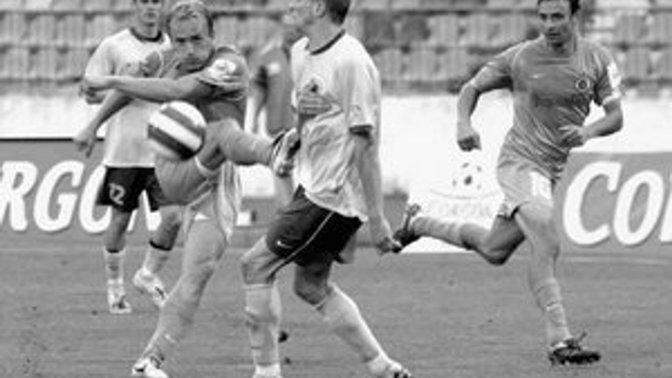 Útočník Slovana Pavol Masaryk strieľa vedľa žilinského obrancu Mária Pečalku. Vpravo sa prizerá Samuel Slovák, vzadu Róbert Jež. Žilina zdolala v 3. kole na Tehelnom poli Slovan 3:2.