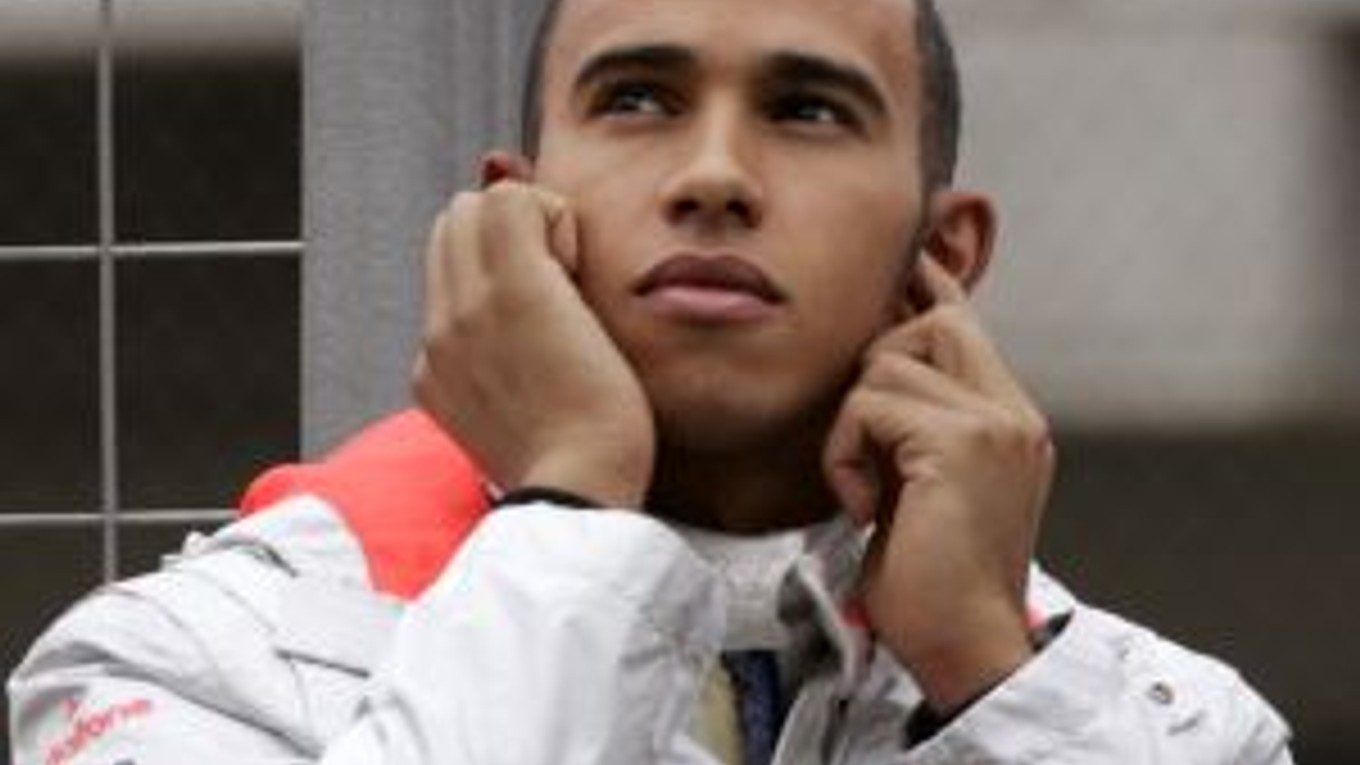 Lewis Hamilton sa už vyjadril, že je pre neho sezóna skončená, o titul majstra sveta udelený za zeleným stolom nestojí. Jeho zamestnávateľ McLaren sa však aj naďalej snaží.