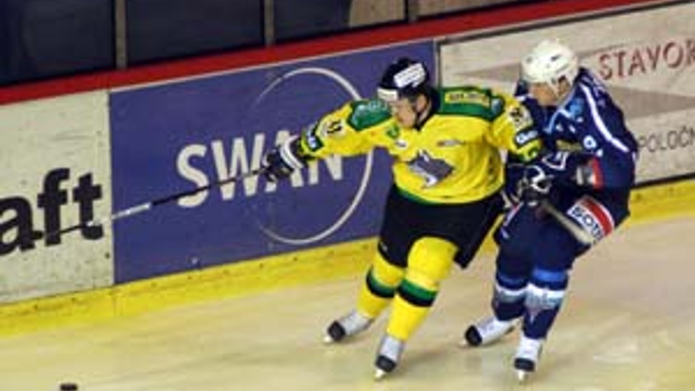 Lukáš Havel zo Žiliny (vľavo) v súboji s Nitranom Tomášom Špilom. Nitra vyhrala 2:1.