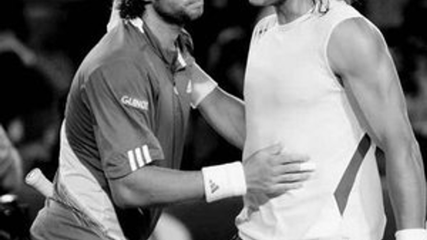 Španiel Rafael Nadal blahoželá Fernandovi Gonzálezovi k postupu do semifinále Australian Open. Čilan (vľavo) vyhral nečakane hladko 6:2, 6:4, 6:3.