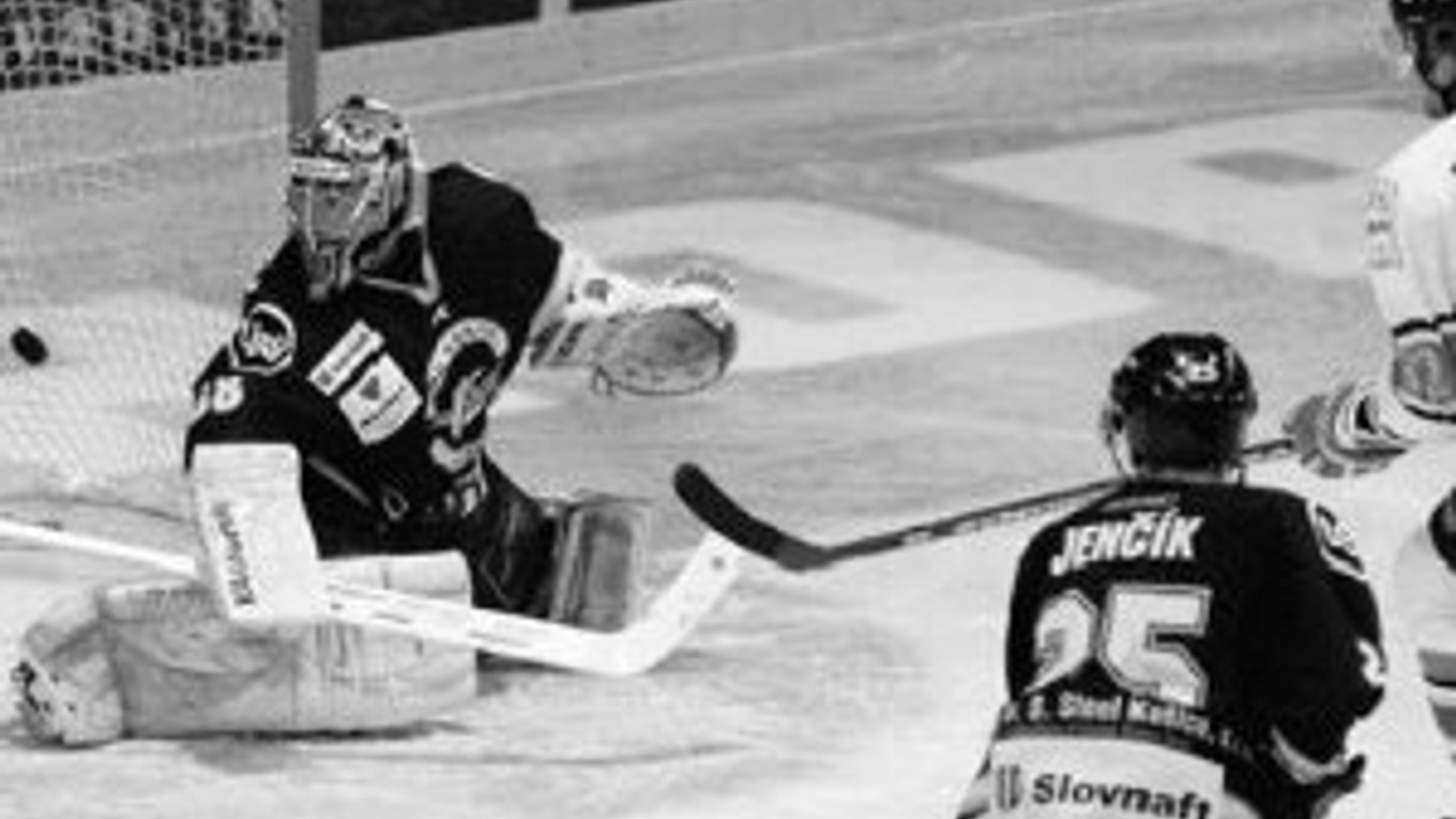 Gólový účet včerajšieho zápasu Košice - Zvolen otvoril v 3. minúte Lukáš Jurík (nie je na snímke) do siete domáceho brankára Miroslava Lipovského, strelcovi asistoval Jozef Čierny (vpravo). Akciu sleduje Košičan Richard Jenčík. Zo zápasu Košice - Zvolen 2