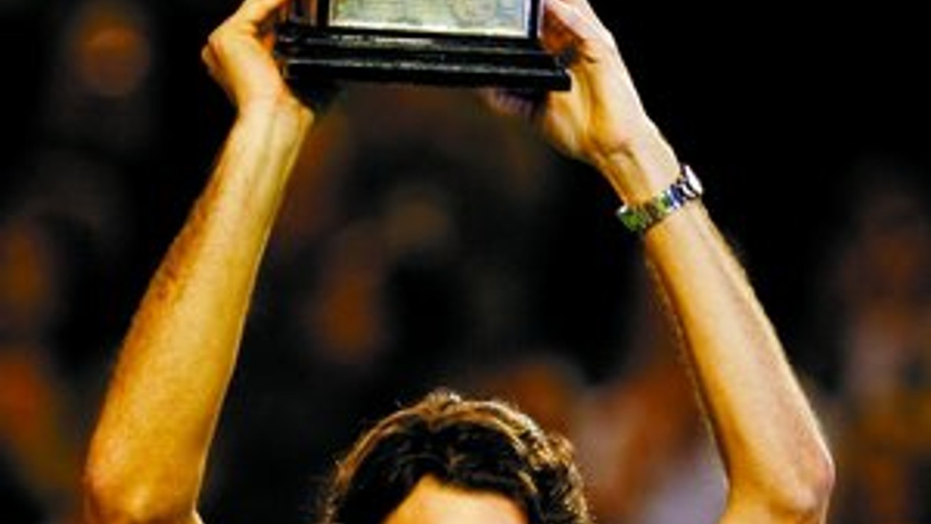 Roger Federer s víťaznou trofejou.