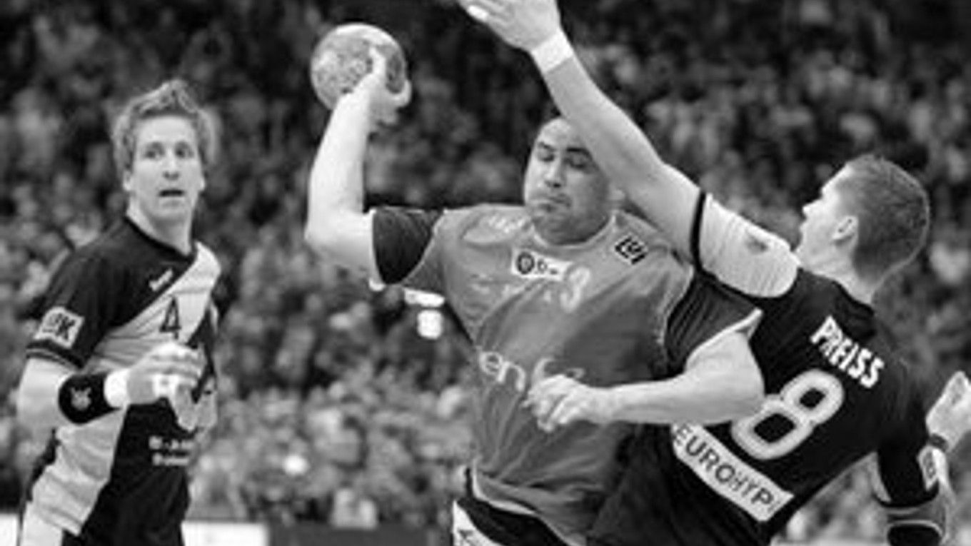 Oliver Roggisch (vľavo) a Sebastian Preiss sa snažia zblokovať pokus Španiela Rolanda Uriosa. Zo štvrťfinále MS v hádzanej Nemecko – Španielsko 27:25.