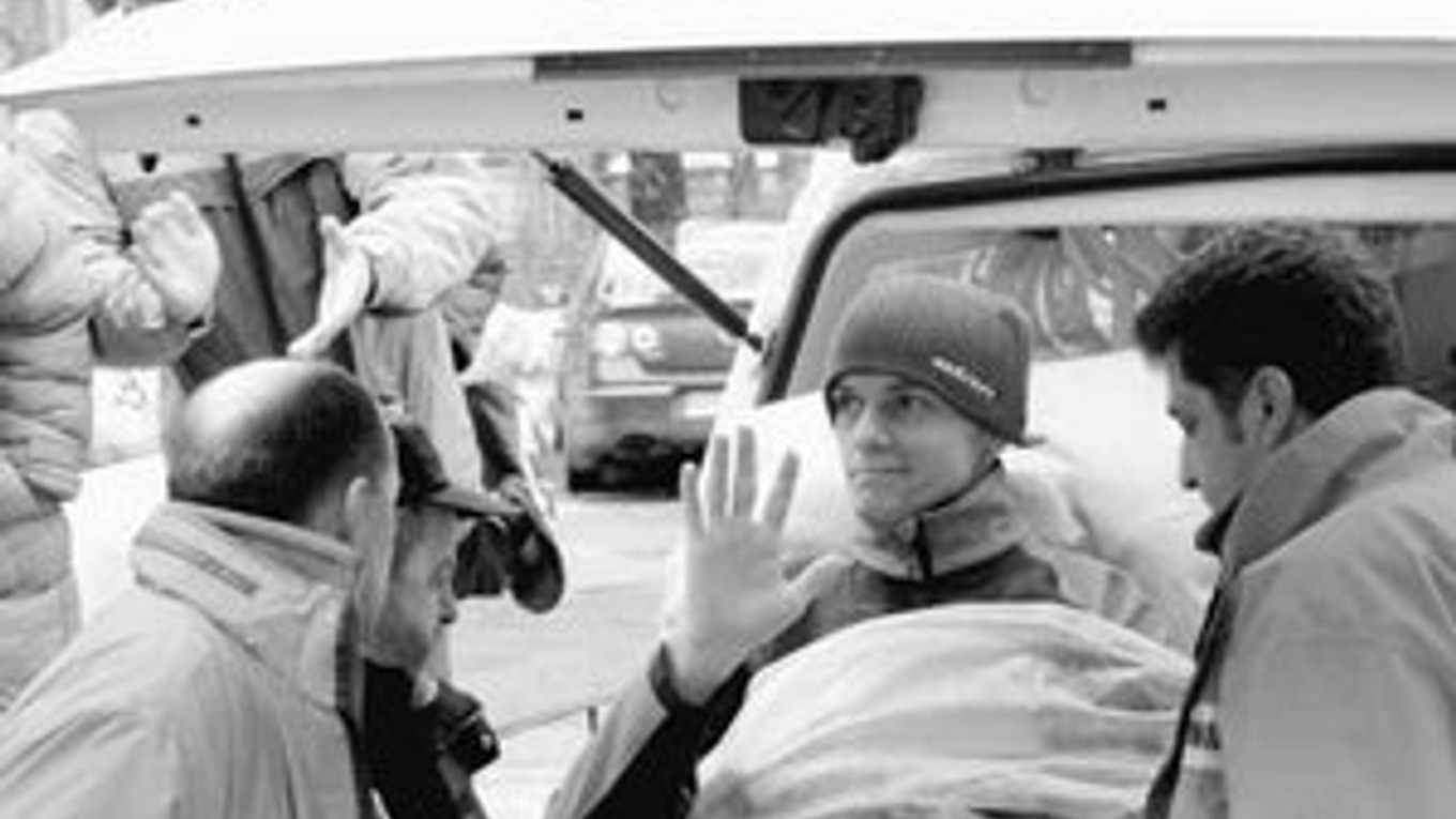 Jan Mazoch pri odchode z nemocnice.