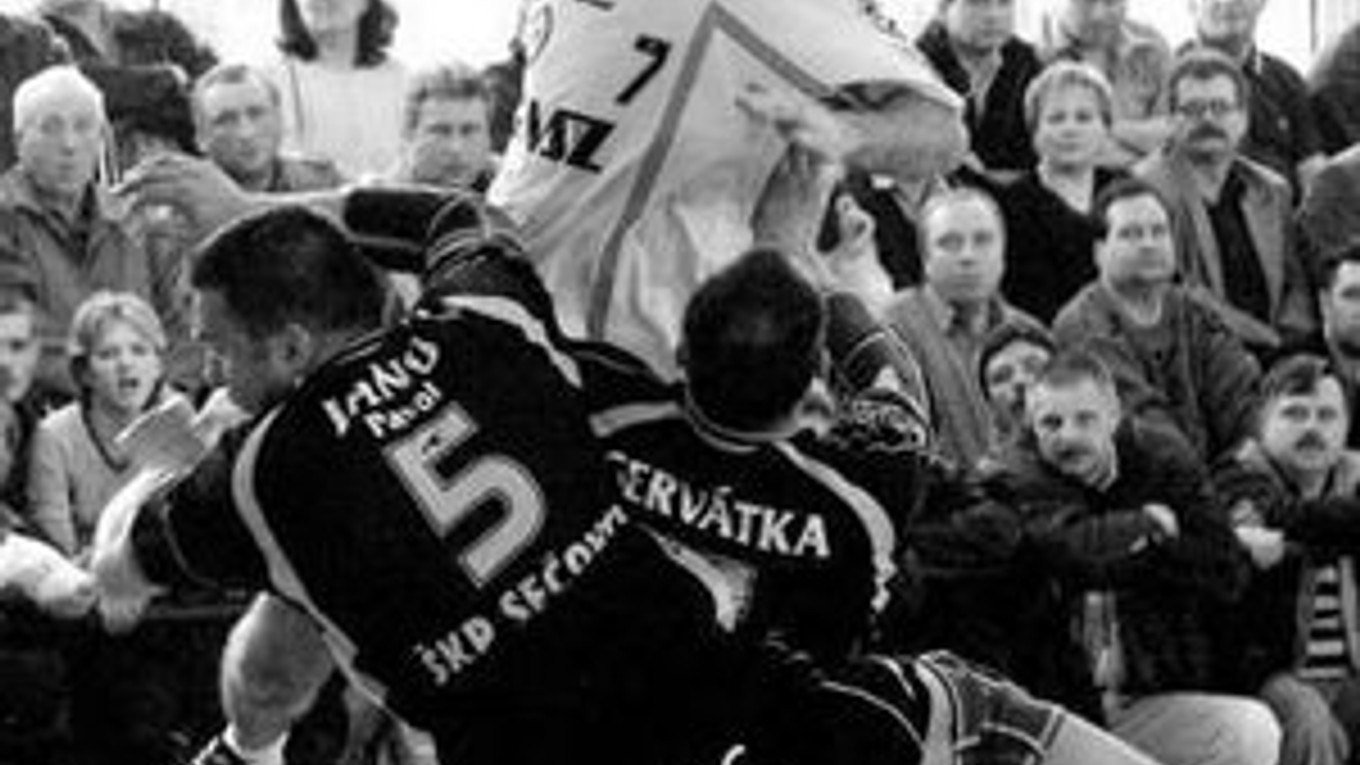 Hala v Sečovciach bývala plná na prasknutie. Archívna fotografia je z roku 2001, keď ŠKP Sečovce obhájil titul.