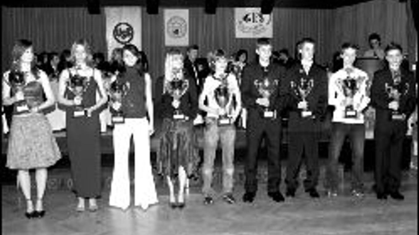 Text: Ocenení pretekári na plese karatistov.Foto: archív