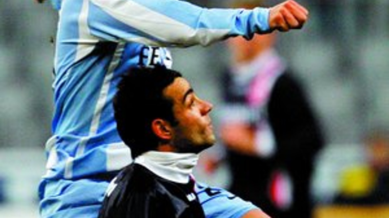 Francisco Copado (dolu) ešte v bundesligovom Frankfurte v súboji so Stefanom Reisingerom z TSV 1860 Mníchov.