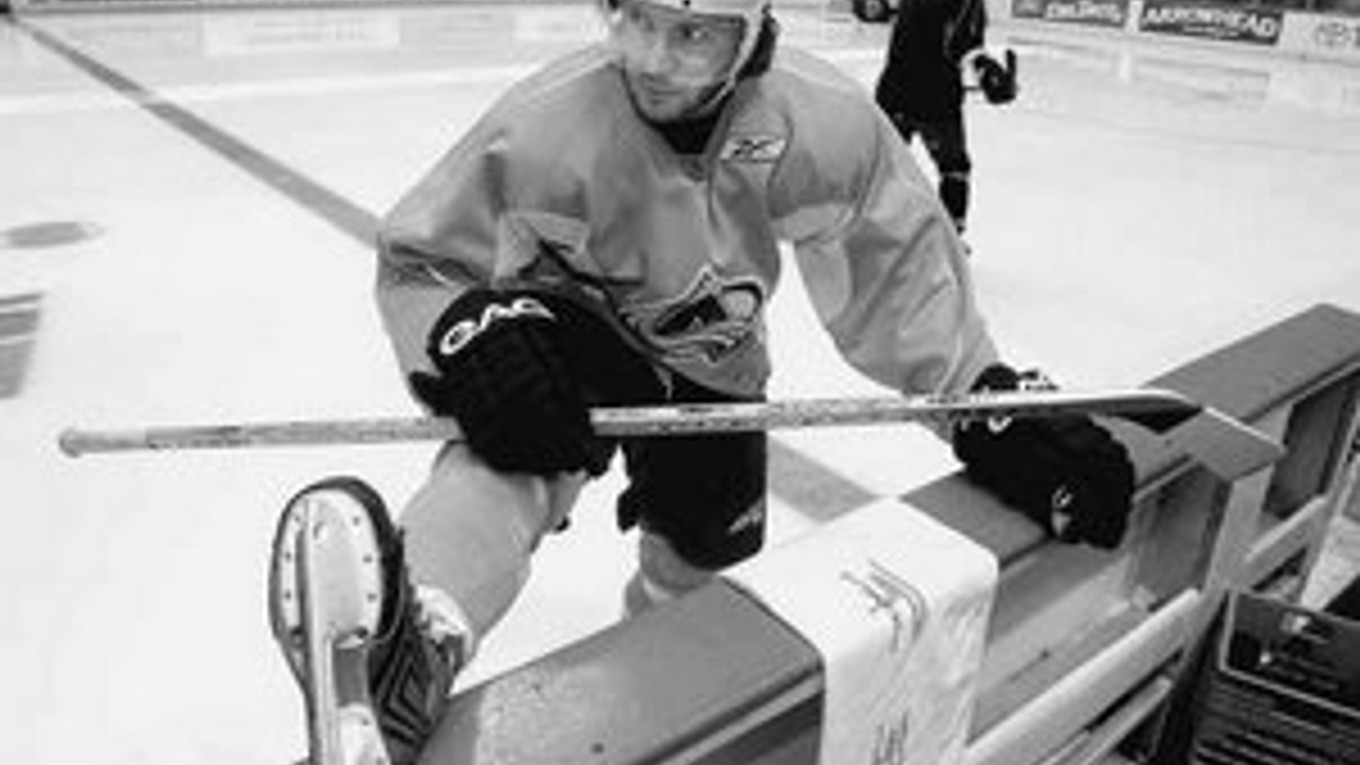 Karlis Skrastinš sa rozcvičuje pred tréningom tímu Colorado Avalanche.