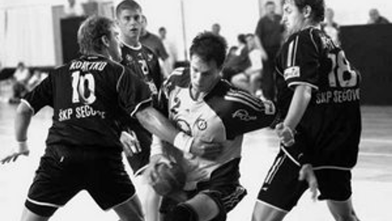Dvojica sečovských hráčov Korytko (vľavo) a Brutovský sa snažia zastaviť prenikajúceho Košičana Mazáka. Snímka je z extraligového duelu Sečovce – Košice.