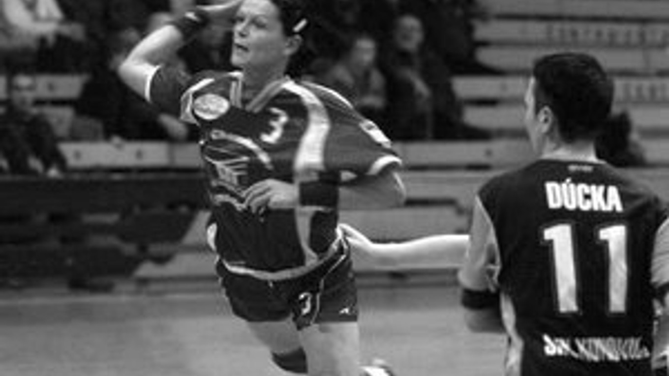 Alžbeta Tóthová (s loptou) nastrieľala španielskemu tímu Orsan Elda 10 gólov, no Michalovce v prvom zápase osemfinále Pohára EHF prehrali 24:35.