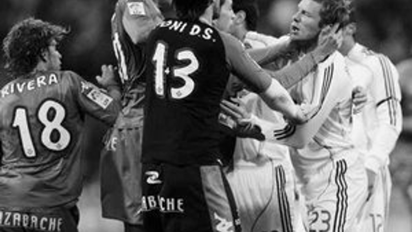 Ako osy sa vrhli na Davida Beckhama (vpravo) hráči Betisu Sevilla po jeho faule na odplatu na Gomésa Isidora. Beckham videl piatu červenú kartu v Španielsku.