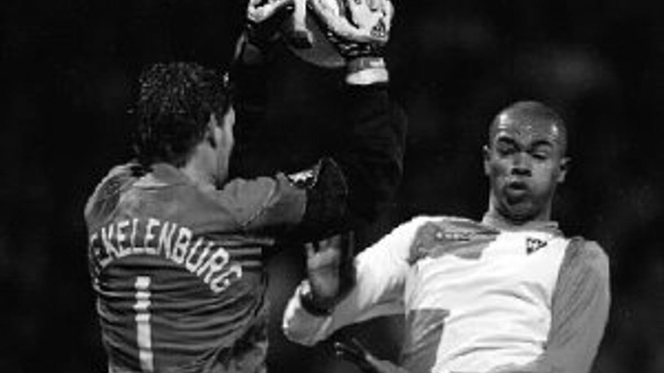 Brankár Ajaxu Amsterdam Maarten Stekelenburg zachraňuje pred brazílskym obrancom Werderu Brémy Naldom. Nemecký tím vyhral v prvom zápase šestnásťfinále Pohára UEFA 3:0 a pred dnešnou odvetou v Holandsku má všetko vo svojich rukách.