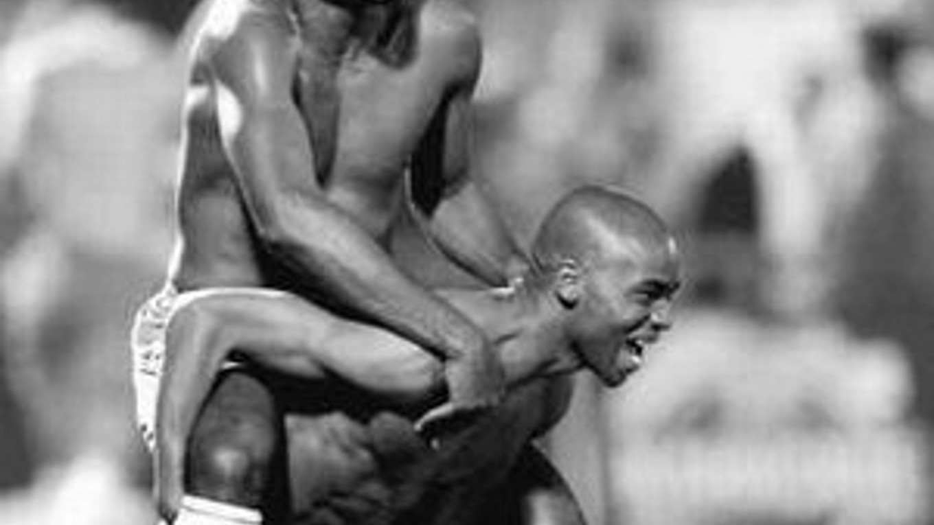 Xavir Darceo (hore) a Xavir Anderson oslavujú po výhre 1:0 nad CSKA Moskva nečakaný postup Maccabi Haifa do osemfinále Pohára UEFA.