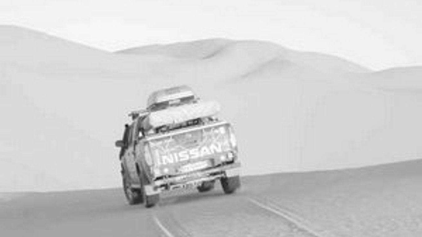 Diaľková rely Budapešť - Bamako viedla cez Európu, Maroko a Západnú Saharu, Mauretániu a Mali .Auto víťazov medzi dunami piesku.