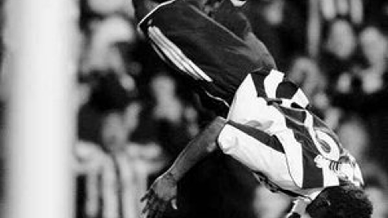 Gólové salto Obafemi Martinsa po góle v sieti Alkmaaru. Newcastle United zdolal v prvom osemfinále Pohára UEFA holandský tím 4:2, Martin si podobné salto mohol vychutnať dva razy.