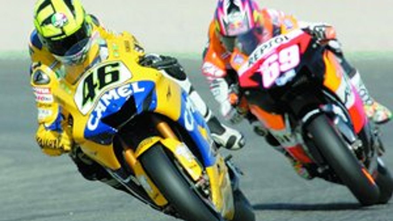Vlani bojovali o titul majstra sveta v kategórii MotoGP Talian Valentino Rossi na yamahe (vľavo) a Nicky Hayden z USA na honde. V dramatickom finiši získal titul Američan. FOTO - SITA/AP