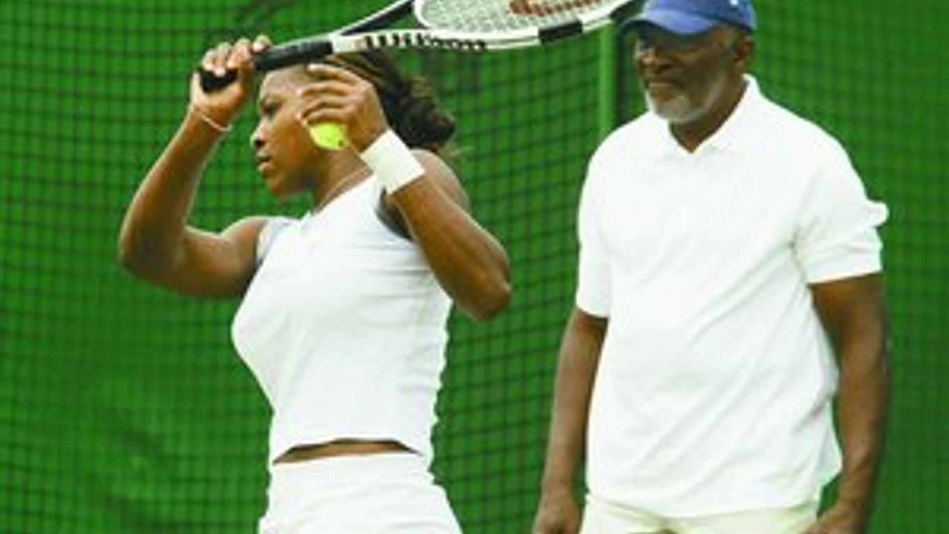 Serena (vľavo) a Venus hrajú tenis preto, že sa tak rozhodol ich otec Richard (vpravo).