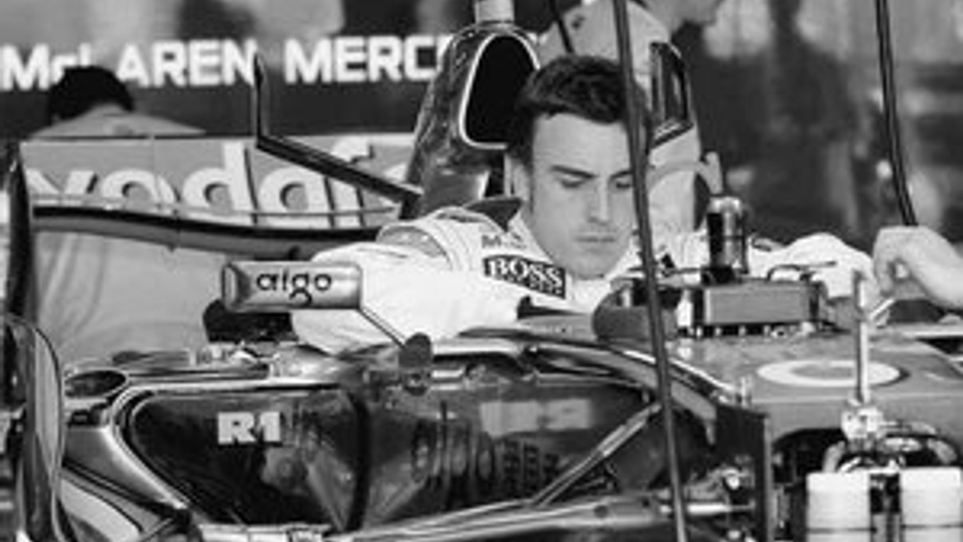 Fernando Alonso nastupuje do vozidla mclaren. Aj v novom tíme bude jazdiť s číslom 1, ktoré patrí majstrovi sveta.