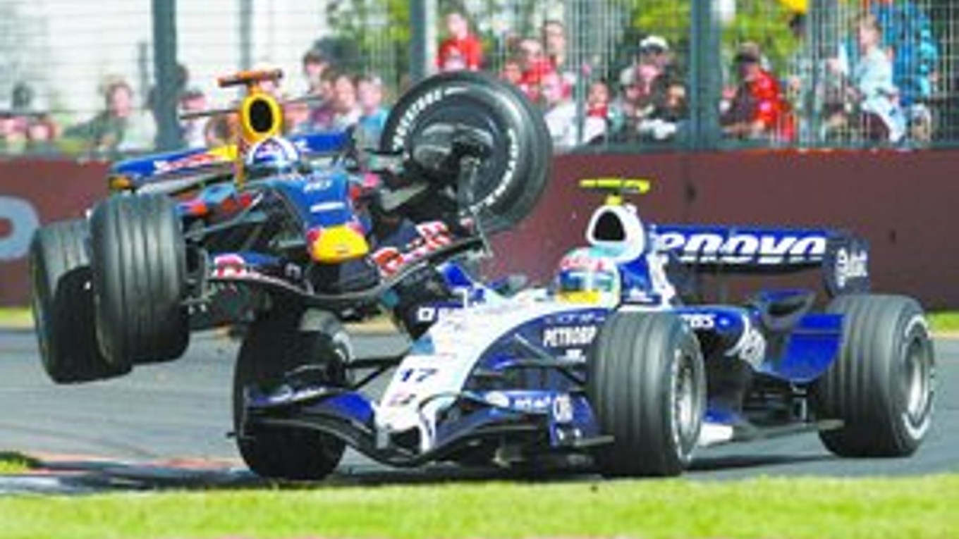 David Coulthard pri svojom prelete nad Rakúšanom Alexom Wurzom na VC Austrálie.