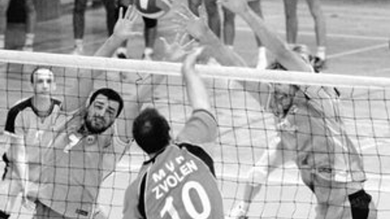 Zvolenčan Beskydiar smečuje cez prešovský dvojblok Škvarek (vľavo) – Sopko. Prešov postúpil do semifinále extraligy.