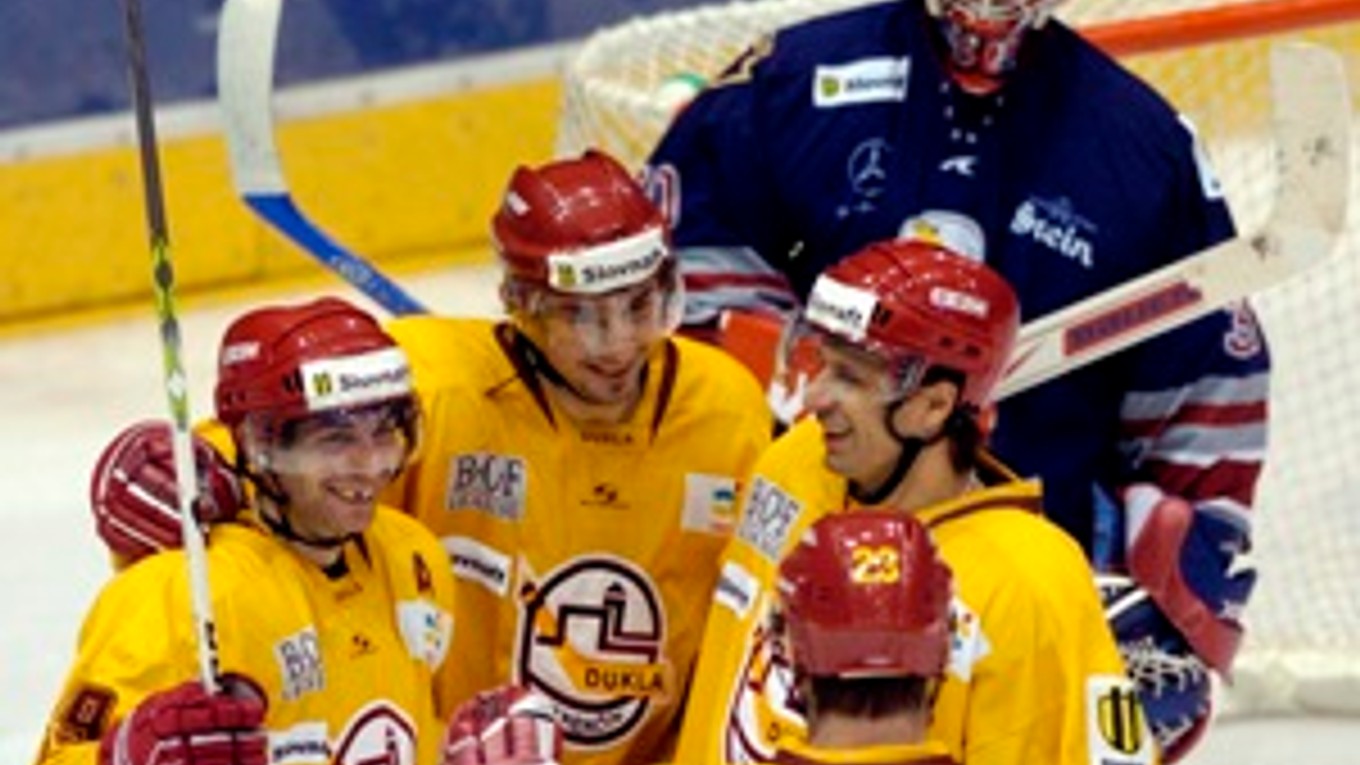 Brankár Slovana Bratislava sleduje hráčov Trenčína v jednom z ligových stretnutí.