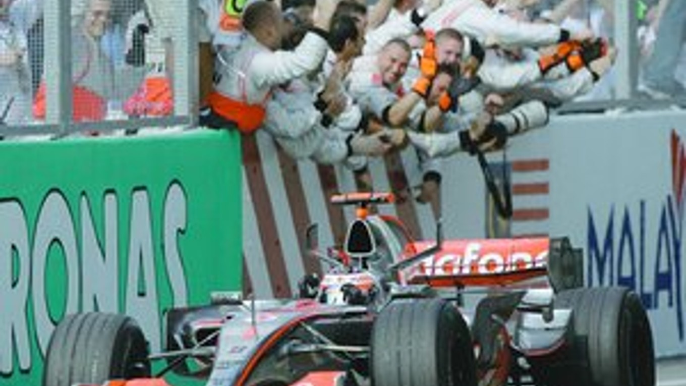 Členovia tímu McLaren vítajú v cieli Veľkej ceny v malajzijskom Sepangu víťazného jazdca Fernanda Alonsa.