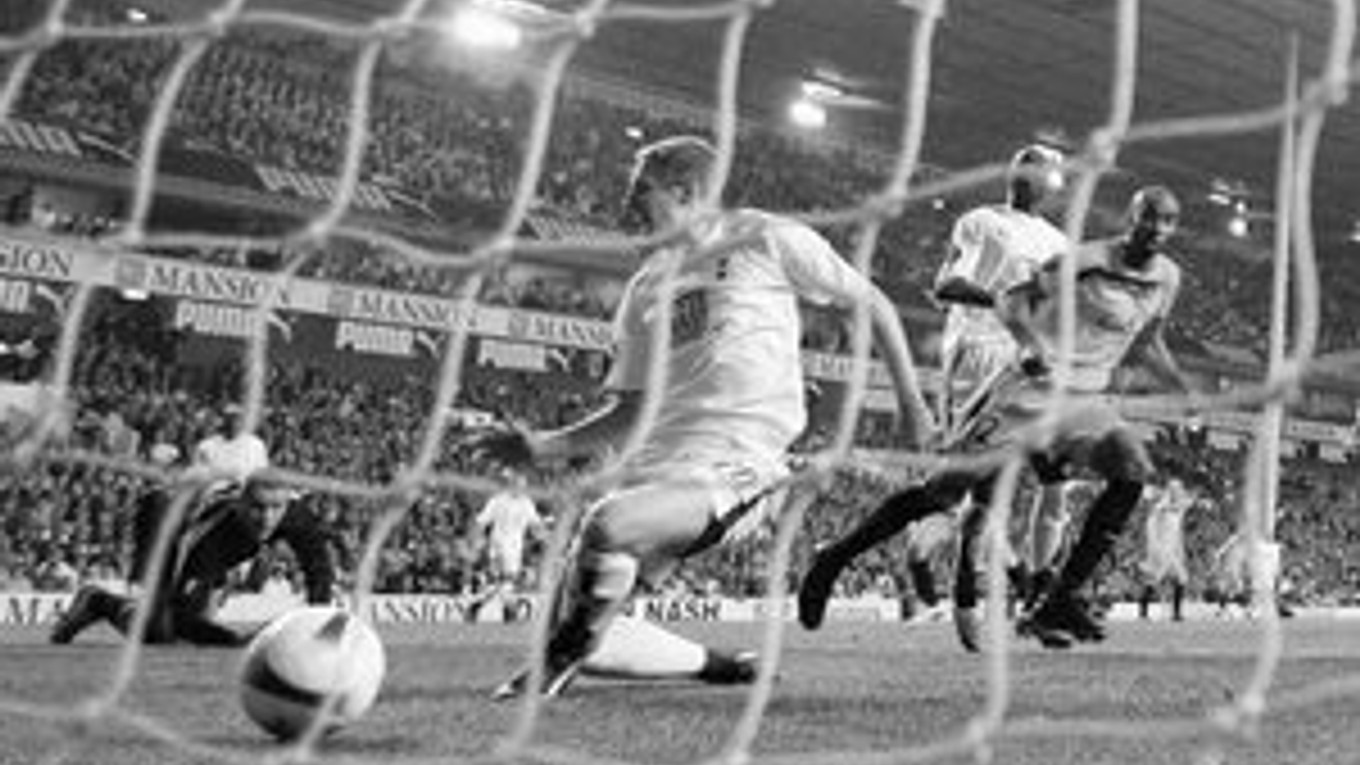 Sevillský útočník Kanouté (vpravo) prekonáva brankára Robin­so­na. Sevilla po remíze na ihrisku Tottenhamu postúpila do semi­fi­ná­­le Pohára UEFA.