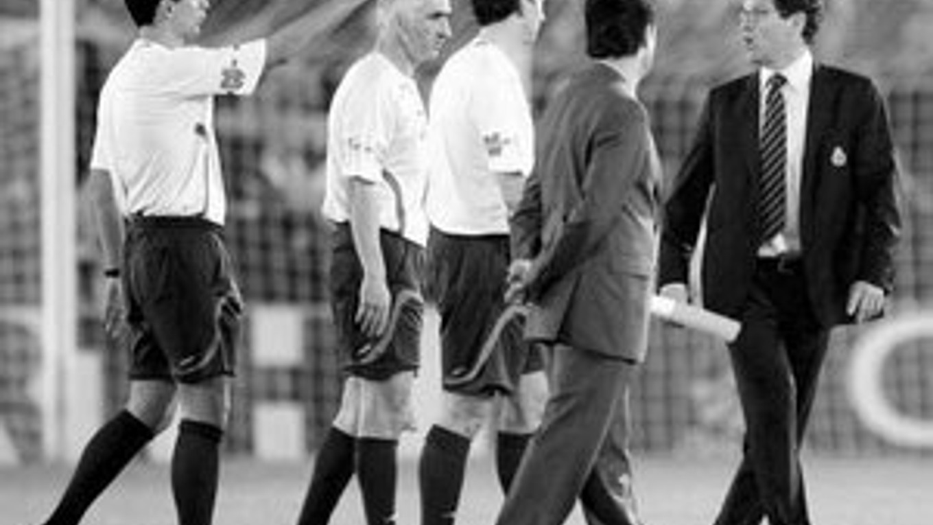 Rozhodca súboja Santander – Real Madrid vykazuje z trávnika nasrdeného kouča hostí Fabia Capella (vpravo).