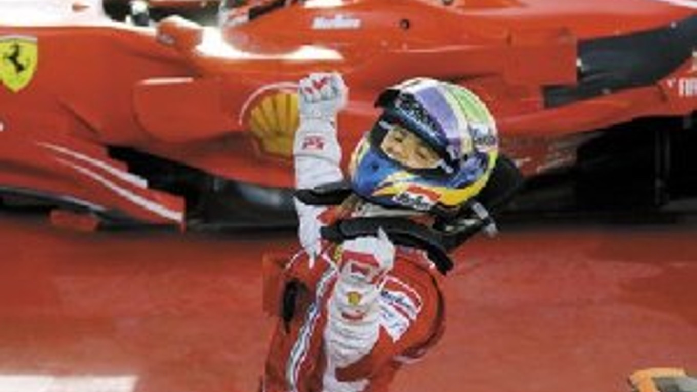 Brazílčan Felipe Massa sa teší v cieli po víťazstve na VC Bahrajnu formuly 1. Vzadu je jeho tímový kolega z Ferrari Kimi Räikkönen (Fínsko), ktorý skončil tretí. Druhé miesto patrilo nováčikovi Lewisovi Hamiltonovi (V. Brit., McLaren).