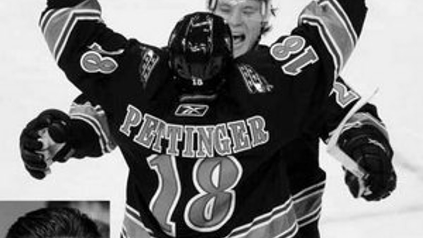 Útočník Washingtonu Alexander Siomin sa teší so spoluhráčom Mattom Pettingerom z gólu v sieti súpera v zápase NHL s Buffalom. Po návrate do Ruska Siominovi zmrzol úsmev na perách, tréner Viačeslav Bykov (vľavo) ho pred MS vyhodil z reprezentácie .