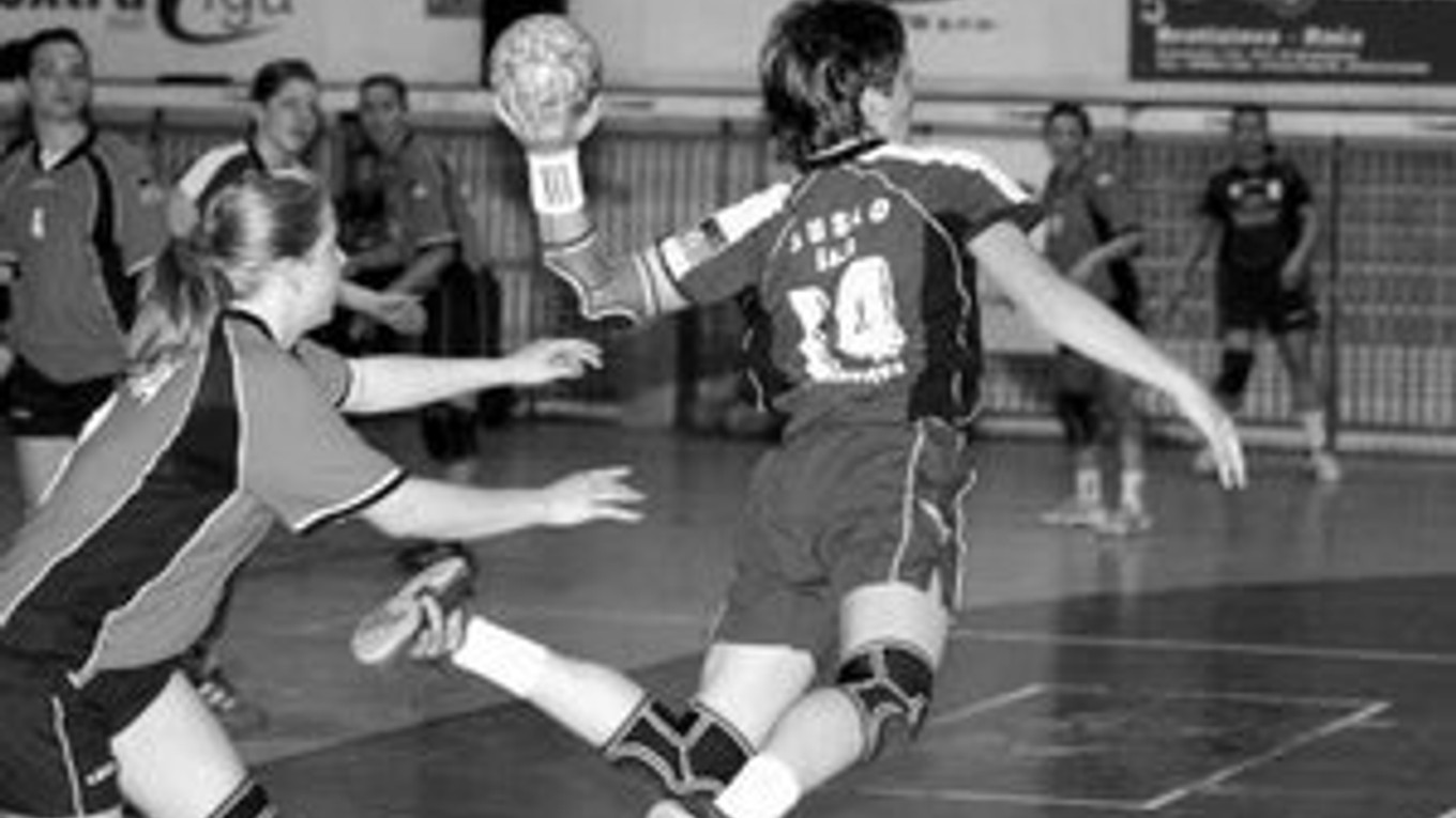 Strelecký pokus Jakubisovej zo Šale v stretnutí s ŠKP Štart Bratislava. Duslo vyhralo v Bratislave 30:23.