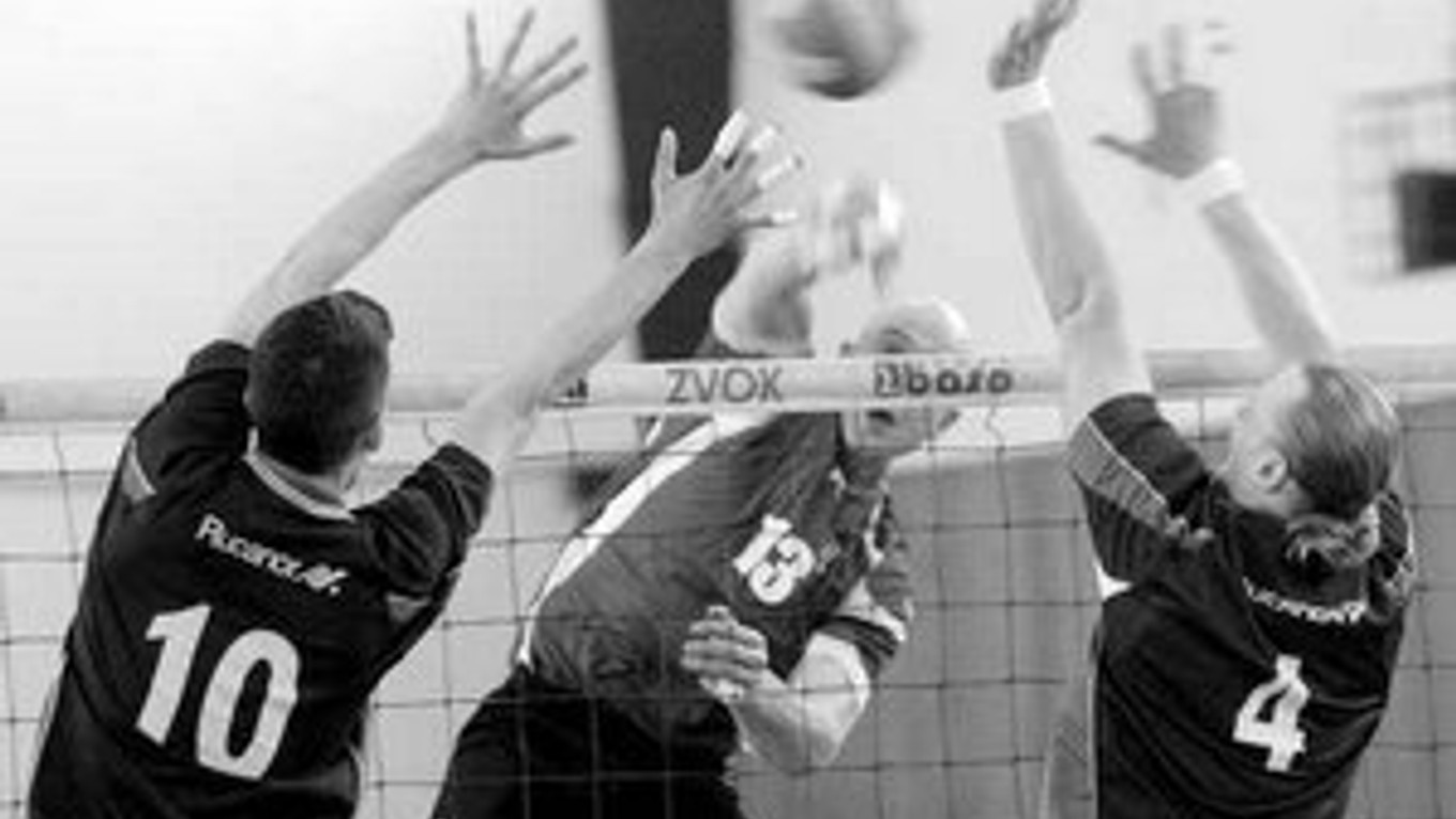 Andrej Barbierik (uprostred) smečuje cez dvojicu hráčov VKP Bratislava Andreja Patúca (vľavo) a Robina Pěluchu vo štvrtom finálovom zápase volejbalovej extraligy.