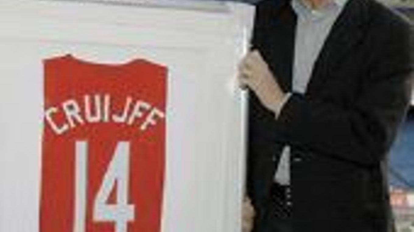 V deň Cruyffových 60. narodenín (na snímke vpravo) vzdal Ajax Amsterdam poctu legendárnemu hráčovi a stiahol z obehu dres s číslom 14. FOTO-AJAX