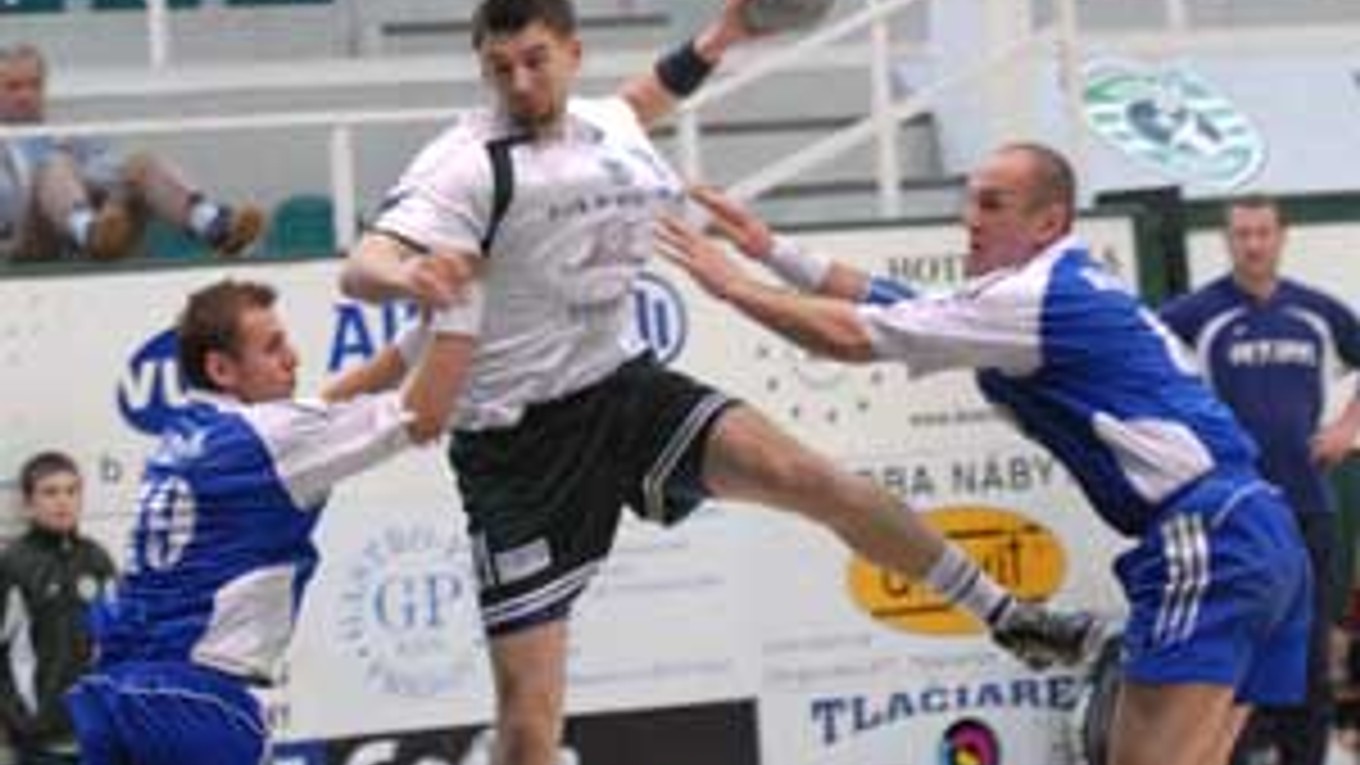 Prešovčan Marek Mikéci skóruje, Marek Urban (vľavo) a Ján Kolesár ho neubránili.