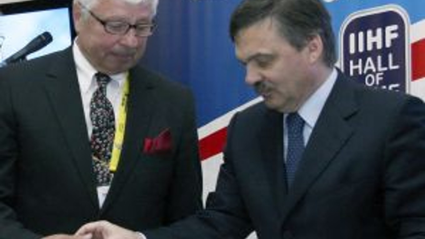 Luďka Bukača (vľavo) uviedol do Siene slávy šéf IIHF René Fasel.