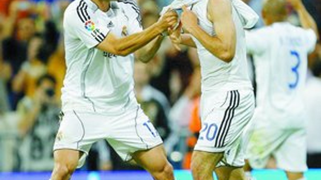 Gonzalo Gerardo Higuaín (vpravo) sa teší spolu s Ruudom Van Nistelrooyom z víťazného gólu v sieti Espanyolu Barcelona. Real vyhral 4:3 a dostal sa na čelo Primera Division.