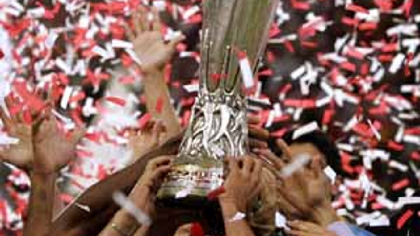 Takto sa pred rokom tešili hráči FC Sevilla z víťazstva v Pohári UEFA, keď v eindhovenskom finále zdolali FC Middlesbrough. Dnes majú v Glasgowe šancu titul obhájiť.