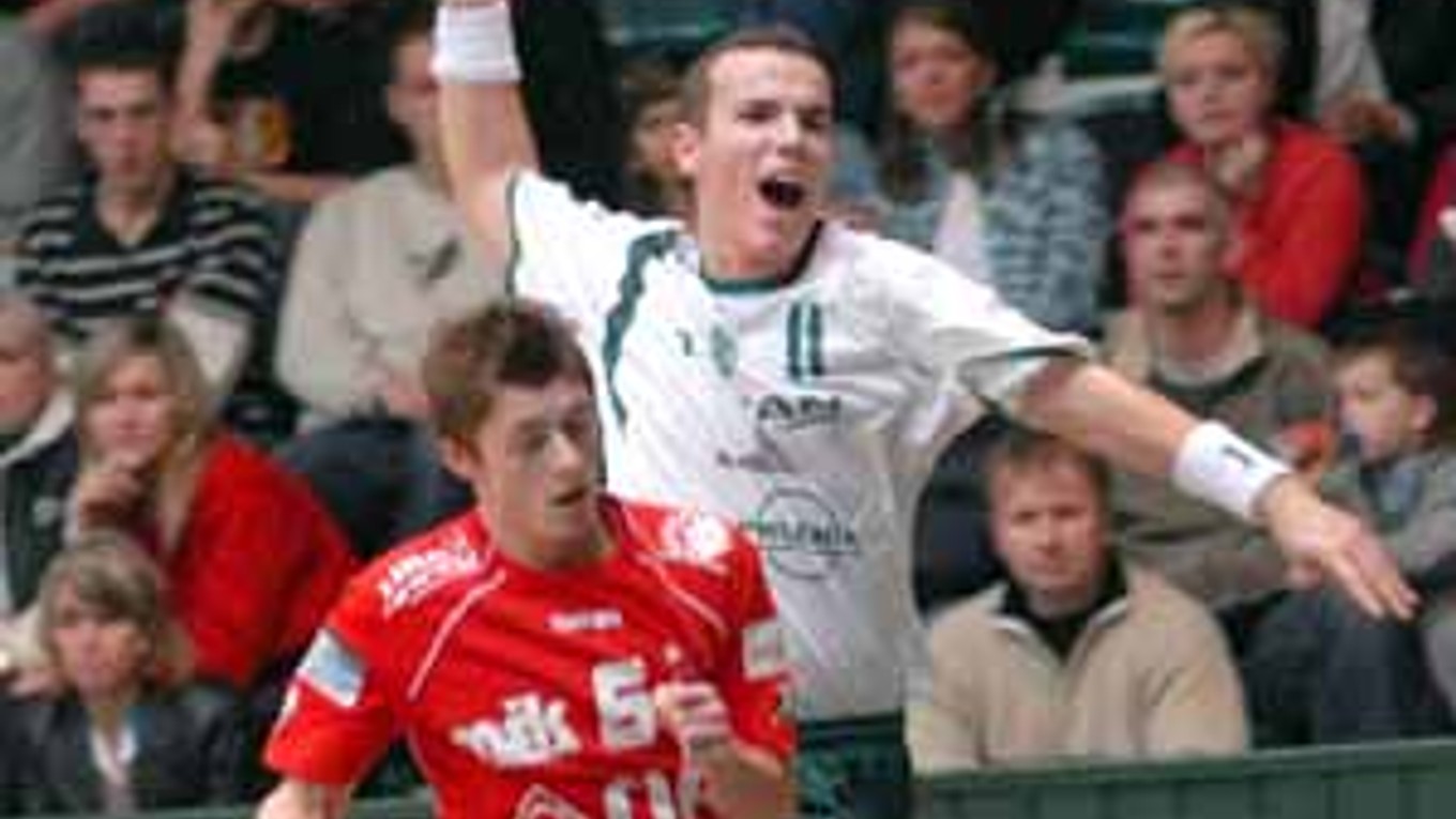Miloslav Krahulík nezabránil Martinovi Mokrišovi pridat další gól Tatrana. Z novembrového súboja v základnej časti Tatran Prešov - Považská Bystrica 35:29.