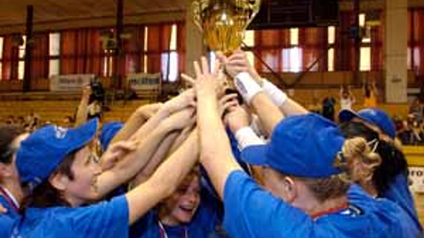 Hádzanárky Iuventy Michalovce s trofejou pre majstra Slovenska.